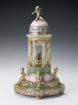 Zegar na biurko w formie świątyni miłości wykonany przez Fabergé
