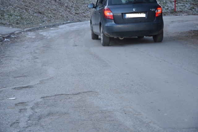 Dziury na drodze zostały ostatnie doraźnie połatane, ale i tak trasa do lodowiska wygląda fatalnie
