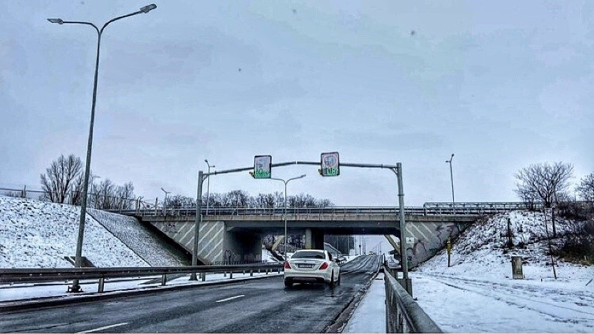 Po przekroczeniu prędkości tablica wyświetla informację ile...