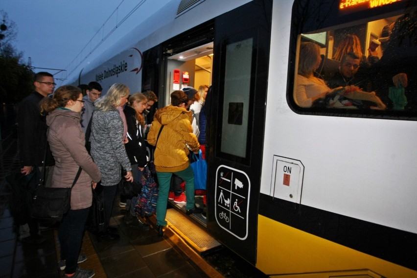 Zatłoczony pociąg na trasie Wrocław - Trzebnica
