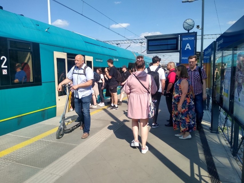 Przepełniony skład popołudniowego pociągu Wrocław - Bielawa...