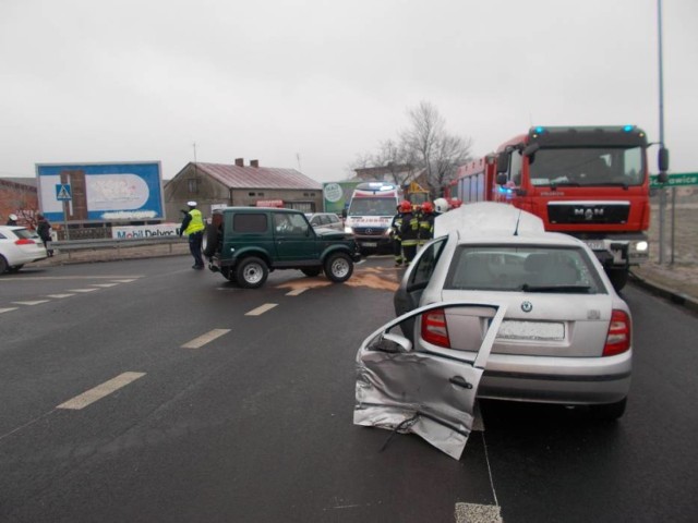 Wypadek w Woli Łaszczowej w gminie Kazimierz Biskupi. Trzy osoby zostały poszkodowane. W wypadku uczestniczyły dwa samochody marki Skoda i Suzuki. 

WIĘCEJ: Wypadek w Woli Łaszczowej [ZDJĘCIA]