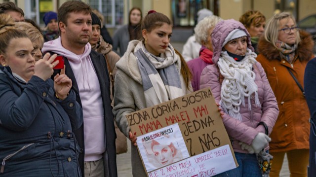 Inowrocławianie spotkali się na Rynku z powodu śmierci młodej kobiety, do której nigdy nie powinno dojść