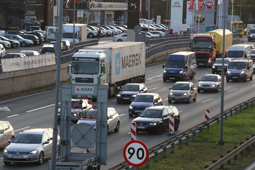 Korki na alei Roździeńskiego. Trwa remont wiaduktów nad S86.