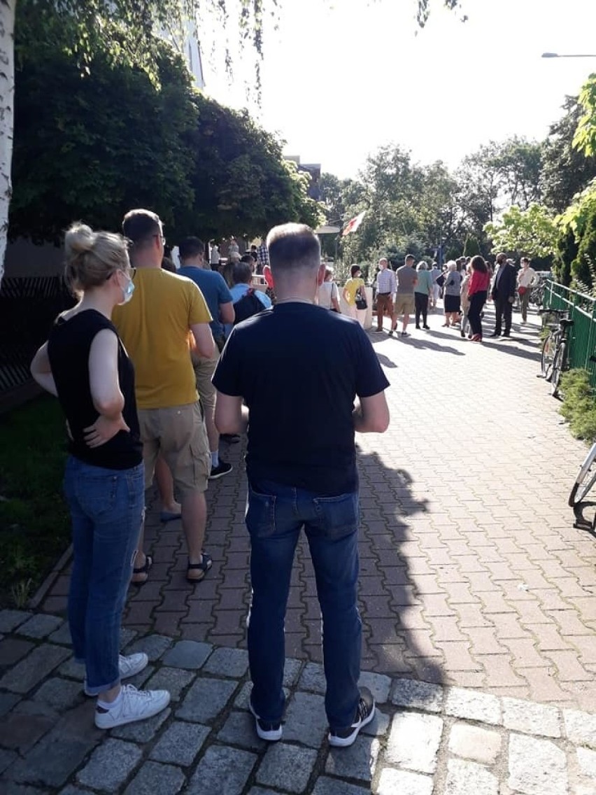 Wrocław. Nawet godzinę trzeba czekać przed lokalem wyborczym, żeby zagłosować (ZDJĘCIA)
