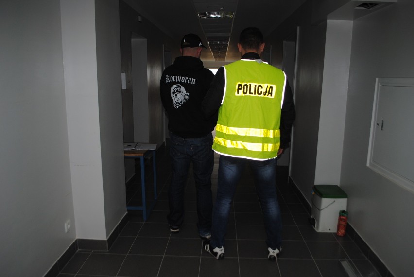 Policjanci KMP w Piotrkowie podczas kontroli autobusu z...
