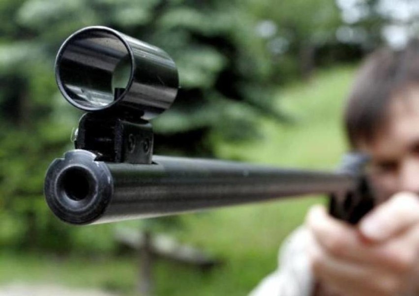 Strzały w centrum Myszkowa. 55-latek ostrzelał z broni pneumatycznej fiata, w którym były dwie osoby
