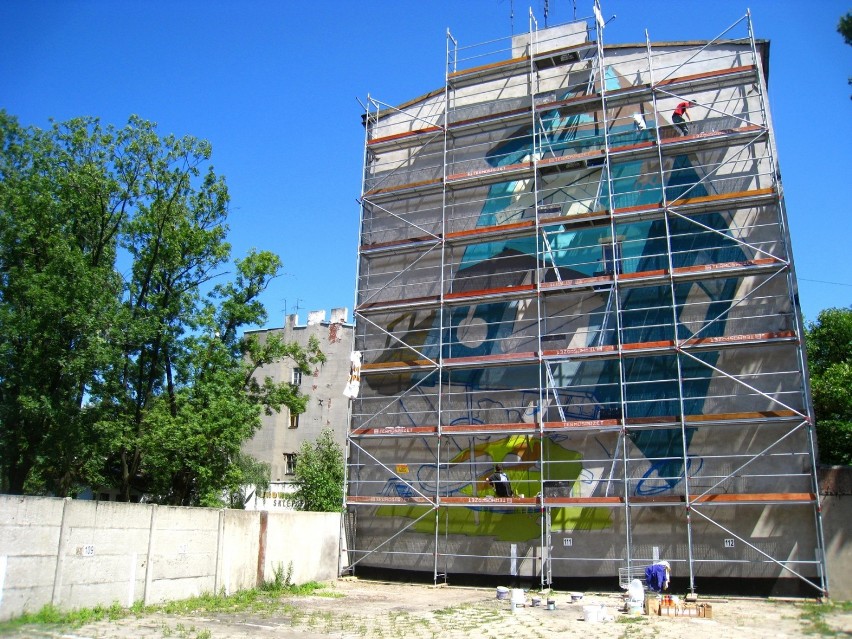 Grupa Etam maluje mural na Nawrot