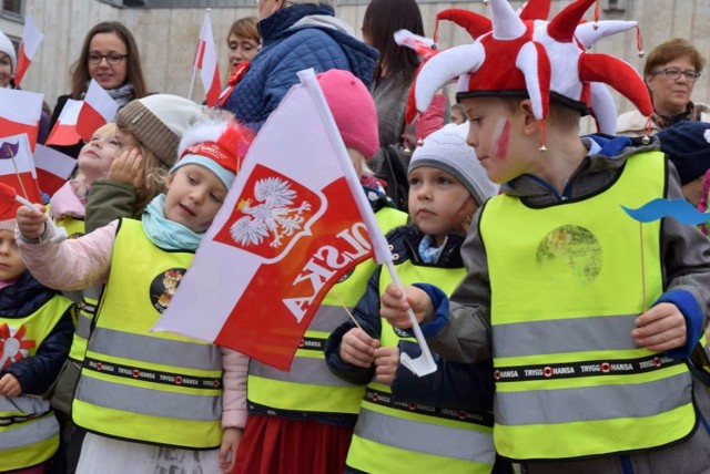 Wspólny śpiew hymnu na dziedzińcu I LO w Gnieźnie