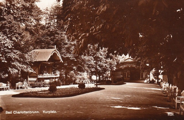 Lata 1910-1930, Kurplatz - jeszcze ze starą pijalnią i niewielkim pawilonem dla orkiestry