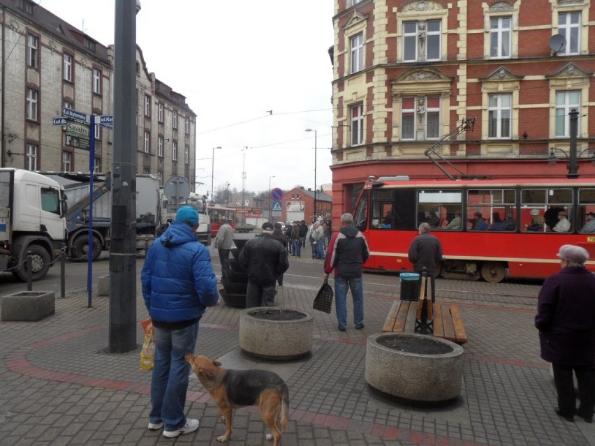 Tir zablokował centrum Świętochłowic: stanęły tramwaje i...
