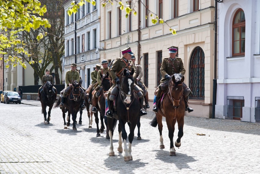 Dzień Flagi w Płocku. Wojsko przemaszerowało przez miasto