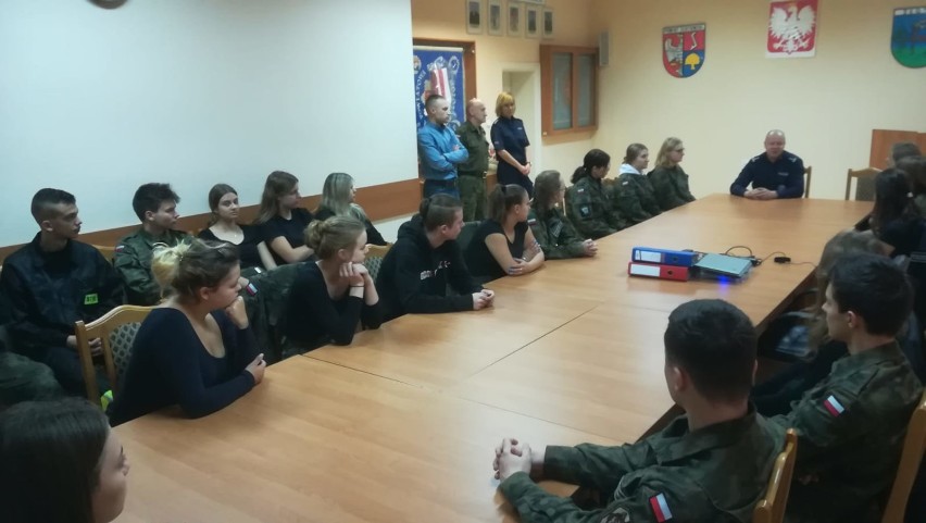 Uczniowie klas mundurowych z CKZiU w Złotowie w Komendzie Powiatowej Policji