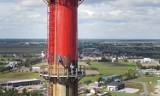 Malują najwyższą konstrukcję Leszna. Komin MPEC ma ponad 100 metrów wysokości
