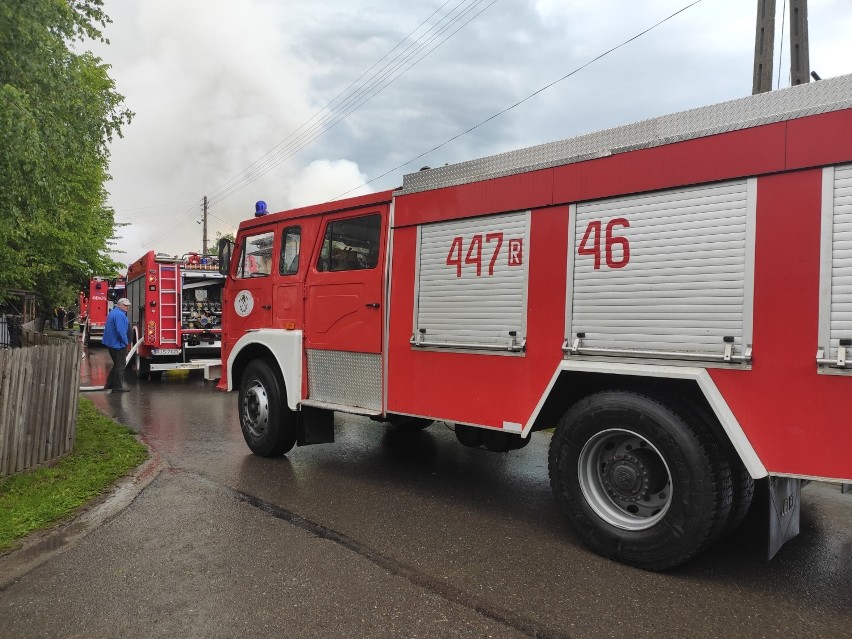 Tragedia w Samoklęskach. Z pożarem drewnianego domu walczy kilka jednostek straży pożarnej z całego powiatu! [FOTO,VIDEO]