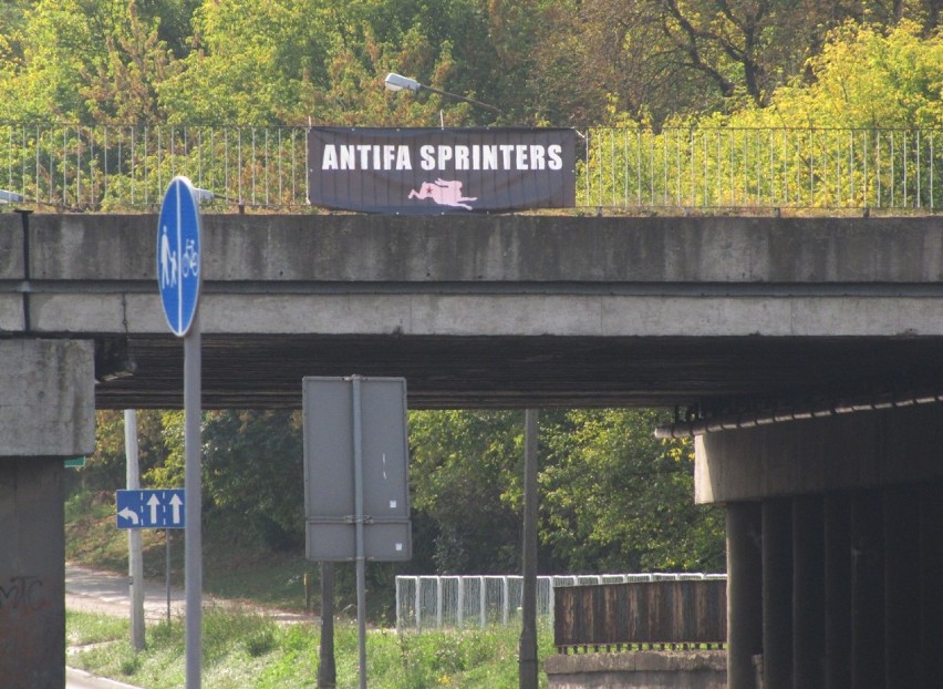 Ul. Diamentowa: Na wiadukcie zawisł baner Antify