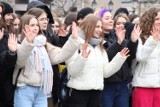 One Billion Rising w Koninie. Dziewczyny zatańczyły na placu Wolności. Protestowały przeciwko przemocy wobec kobiet [ZDJĘCIA] 