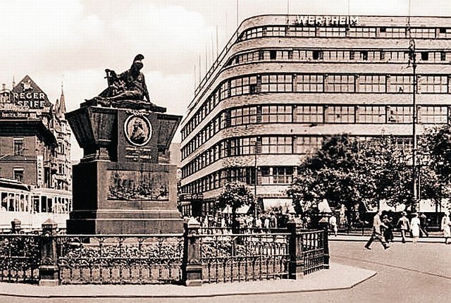 Tak wyglądał dom towarowy Wertheim, czyli późniejszy "Pedet", w 1940 roku