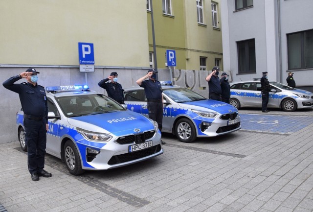 Policjanci i przedstawiciele Straży Miejskiej z Inowrocławia uczcili funkcjonariusza z Raciborza, który został zastrzelony w miniony wtorek, 4 maja, podczas pełnienia służby