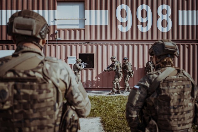 Prowadzenie patrolu i marszu ubezpieczonego w terenie zurbanizowanym, podejście oraz wejście do budynku czy walka w małych pomieszczeniach – między innymi te umiejętności doskonalą instruktorzy 61 i 62 batalionów lekkiej piechoty terytorialsów w Grójcu i Radomiu. Pięciodniowe szkolenie prowadzą byli żołnierze jednostek specjalnych. Szkolenie zakończy się egzaminem, a żołnierze z pozytywnym wynikiem egzaminu otrzymają certyfikaty potwierdzające nabytą wiedzę. Następnie będą przekazywać wiedzę, podczas szkoleń rotacyjnych i poligonowych, młodszym żołnierzom z 6 Mazowieckiej Brygady Obrony Terytorialnej.

Na kolejnych slajdach zobacz zdjęcie ze szkolenia >>>>