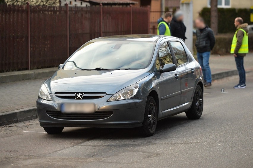 Tragiczny wypadek w Przemyślu. Na ul. Krasińskiego kierujący peugeotem potrącił idącą chodnikiem pieszą. 72-latka zmarła w szpitalu