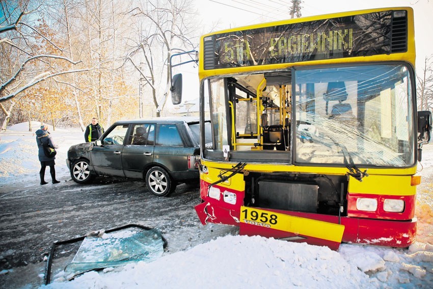 Po zderzeniu na ul. Wycieczkowej autobus został zepchnięty w...