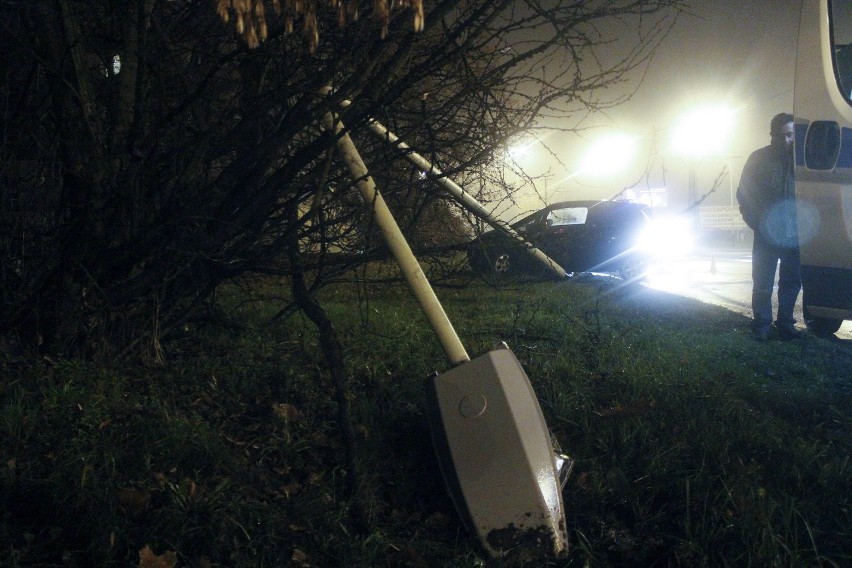 Wypadek na al.Włókniarzy w Łodzi. Samochód uderzył w latarnię [ZDJĘCIA]