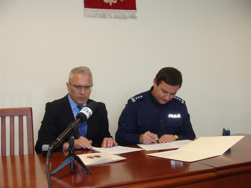 Dodatkowe patrole policji w Zduńskiej Woli - umowa podpisana