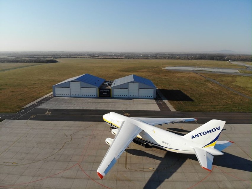 Na Dolny Śląsk przyleciał samolot ze środkami ochrony osobistej