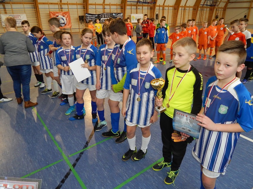 Młodzicy Herkulesa Kochanowice srebrnymi medalistami IX Ogólnopolskiego Turnieju Piłki Nożnej Halowej Zima Orlik Cup