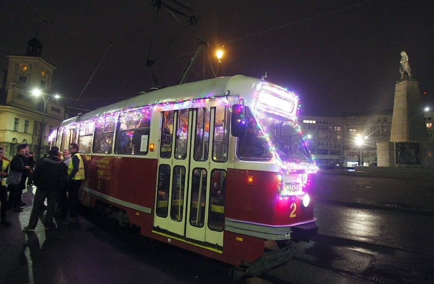 Sylwester 2018 w tramwaju. Jeździli po Łodzi zabytkowym wagonem Konstal 803N [ZDJĘCIA,FILM]