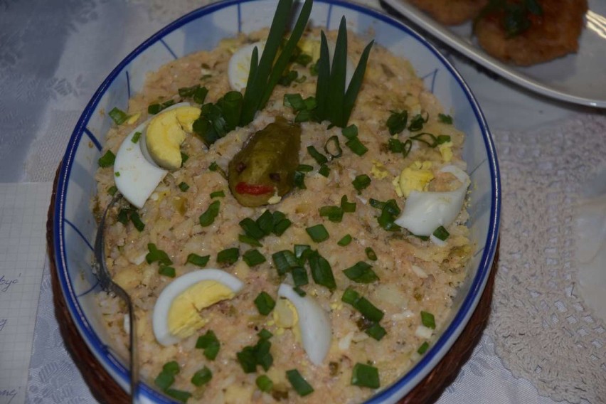 Sałatka ryżowa z makrelą
Składniki:
1 cebula, szczypiorek,...