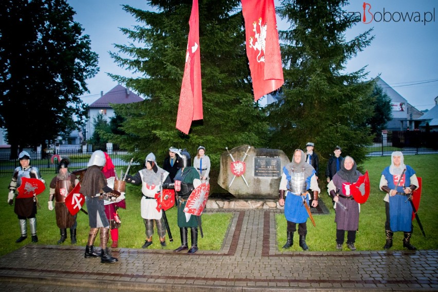 Bobowianie pamiętają - 610. rocznica bitwy pod Grunwaldem i spotkanie rekonstruktorów przed obeliskiem [ ZDJĘCIA]