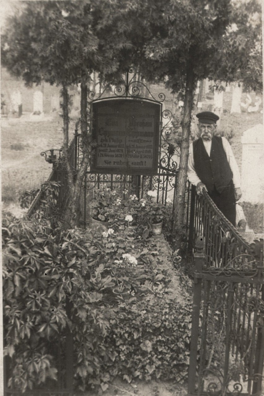 Fragment cmentarza żydowskiego na wronieckim Zamościu na...