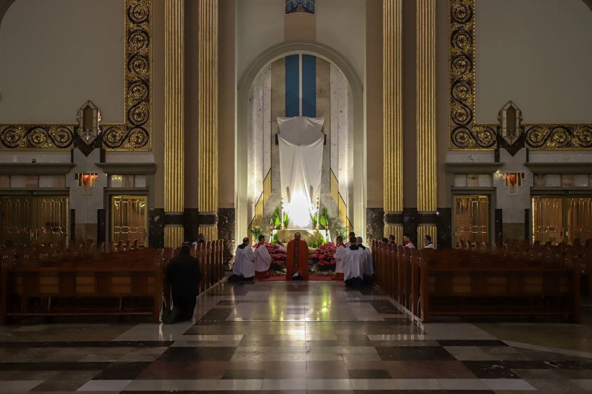 Wielki Piątek:Liturgia Męki Pańskiej  w licheńskiej bazylice