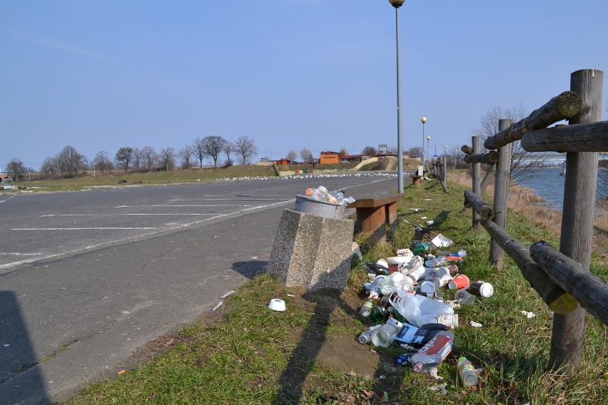 Zaśmiecony miejski parking w Kałdowie. Sygnały od Czytelników
