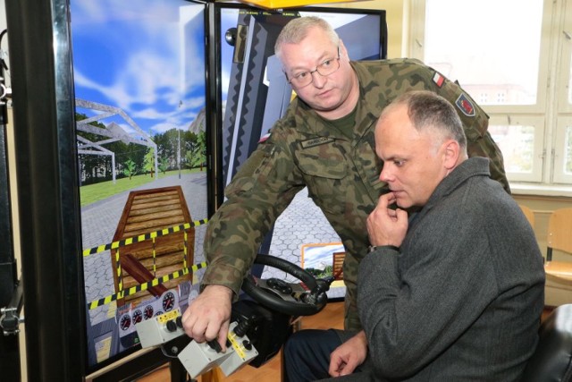 Wiceminister Grzegorz Karpiński za sterami symulatora podnośnika