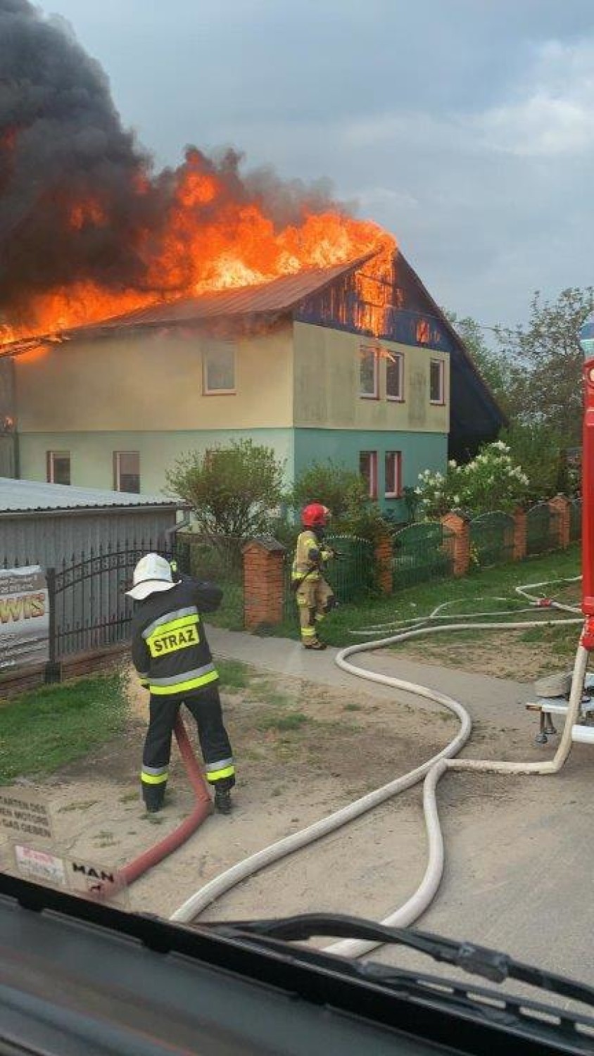 Pożar domu w Pawłowie Żońskim pod Wągrowcem. Na miejsce wysłano zastępy straży z powiatu wągrowieckiego i chodzieskiego