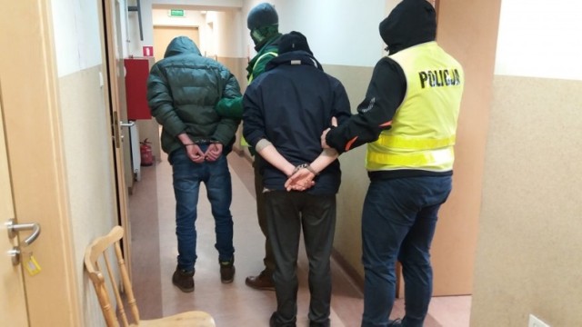 Włamanie do sklepu na Teofilowie w Łodzi. Policjanci zatrzymali złodziei krótko po przestępstwie