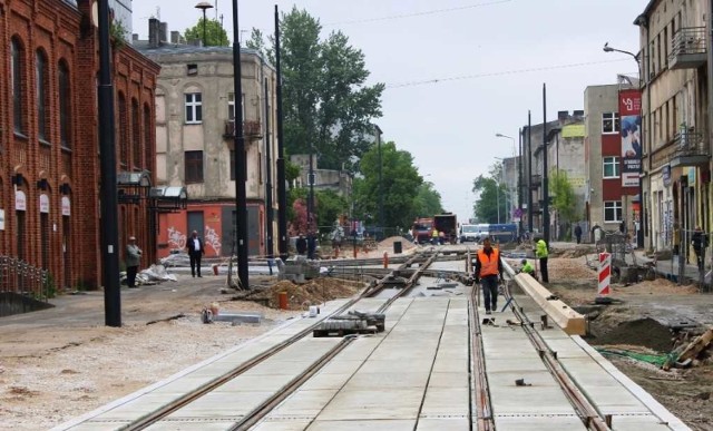 Obecnie na skrzyżowaniu ulic Dąbrowskiego i Rzgowskiej pozostało wylanie betonu między torami, budowa przystanków i ustawienie kilku słupów trakcyjnych. Odcinek torowiska na ul. Rzgowskiej od skrzyżowania w stronę pl. Niepodległości jest już gotowy.

Kiedy z nowej nawierzchni będą mogli korzystać mieszkańcy?