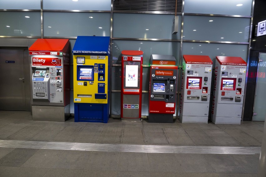 Biletomatowy zamęt. 5 różnych automatów na jednej stacji. ''Po co taki chaos, skoro wszystkie sprzedają te same bilety?''