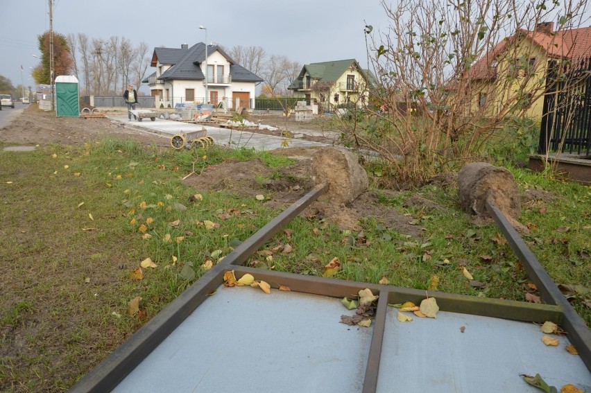 Na Dziewiarskiej w Łowiczu nowy chodnik zablokował skrzynki z licznikami PGE [ZDJĘCIA]