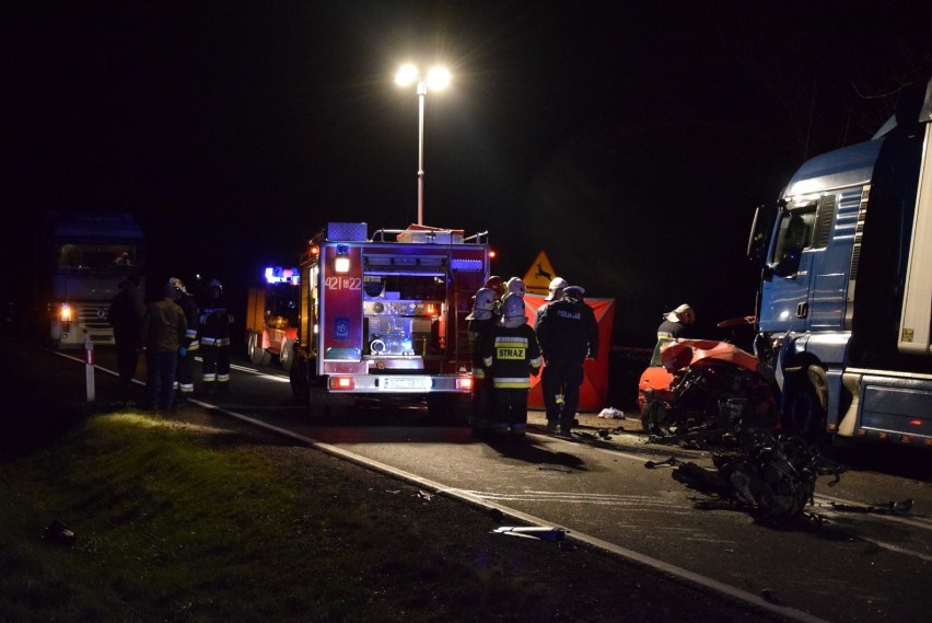 Śmiertelny wypadek między Ględowem a Jęcznikami na DK 25. Trzej, prawdopodobnie młodzi ludzie, zginęli w wypadku [zdjęcia, wideo]