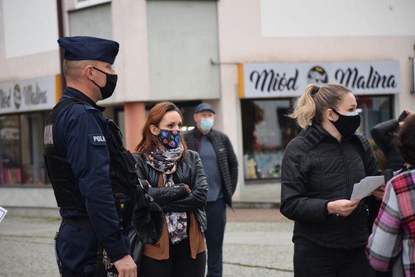 Ponad 100 osób protestowało pod sieradzkim biurem posłów PiS