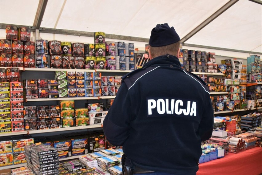 Sylwester 2022 w Żarach. Żarska policja ostrzega i kontroluje sklepy z pirotechniką 
