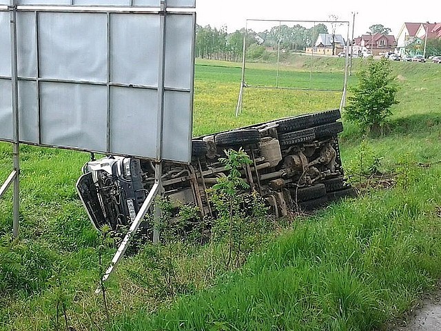 Wypadek w Zawierzbie. Tir wjechał do rowu [zdjęcia]