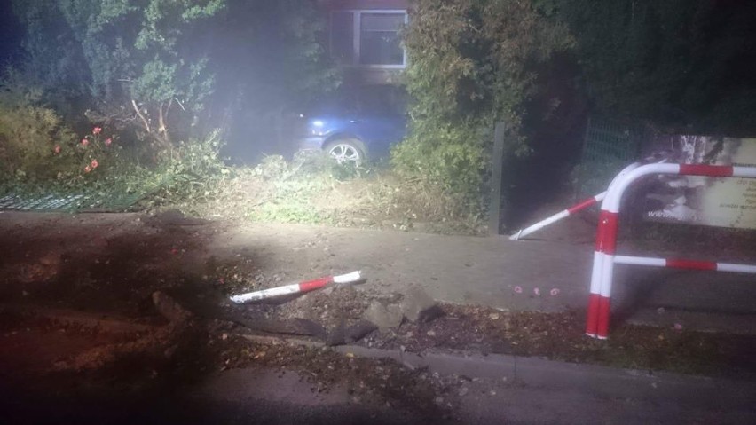 Wypadek w Woli Droszewskiej. Auto wjechało do ogrodu