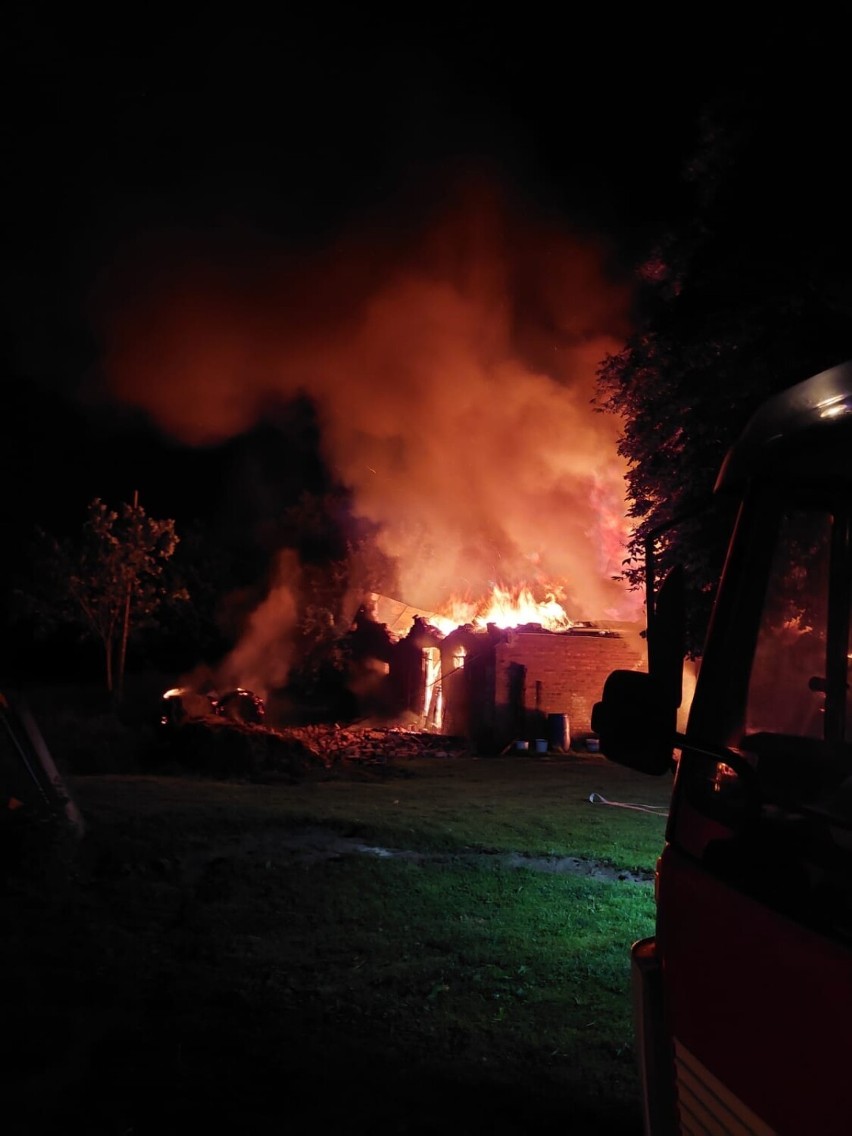  Pożar w Grabowskiej Hucie w gm. Nowa Karczma [17.06.2022]. Paliły się budynki. Spłonęły zwierzęta  [ZDJĘCIA]