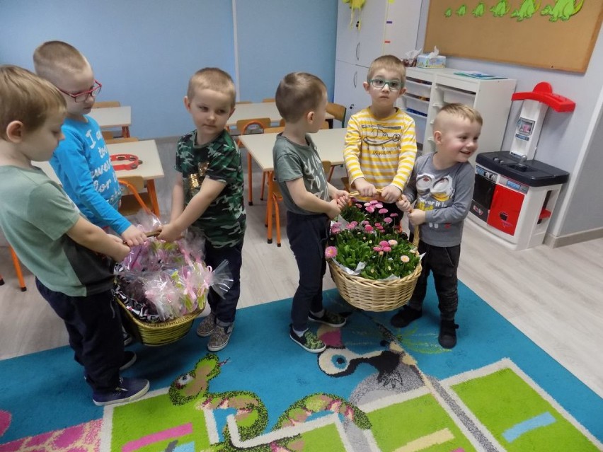 Przedszkolny Dzień Kobiet. Chłopcy pamiętali o swoich koleżankach