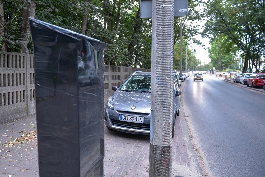 Parkomaty przy ulicy Smoluchowskiego - jeszcze zakryte, ale...